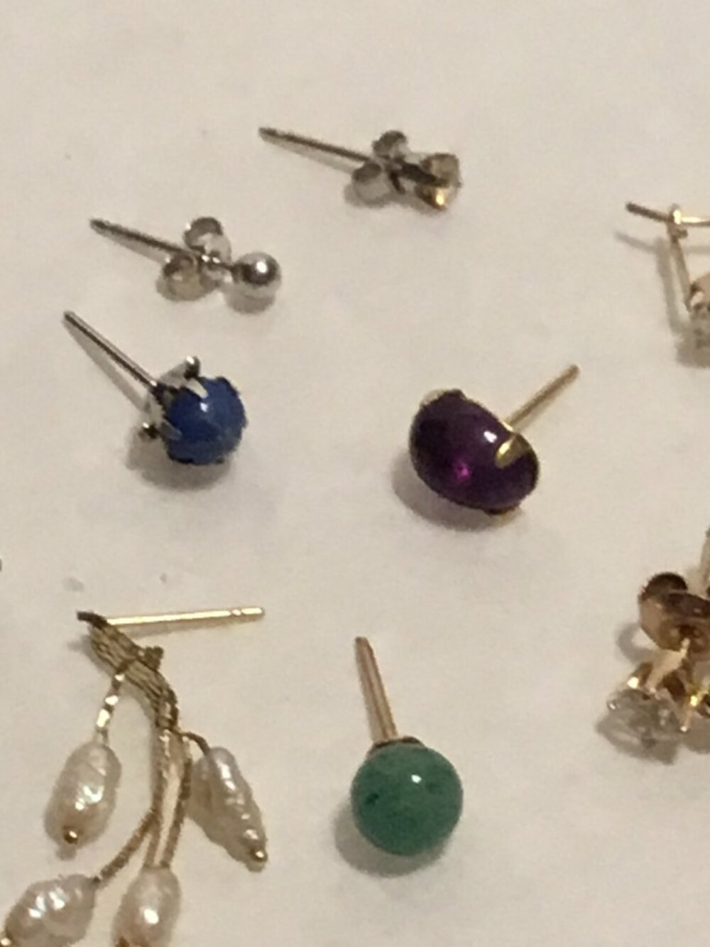Lot of 14 lovely 14k gold earrings - mostly single stud earrings - Picture 11 of 16